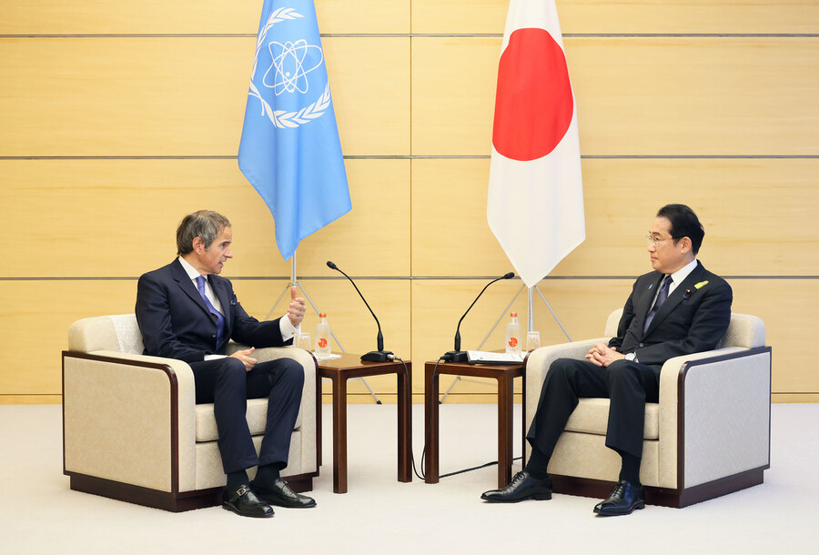 라파엘 그로시 국제원자력기구(IAEA) 사무총장은 지난 4일 오후 일본 도쿄 총리관저를 찾아 기시다 후미오 일본 총리에게 오염수 바다 방류의 안전성 등을 검토한 최종 보고서를 전달했다. 총리 관저 누리집