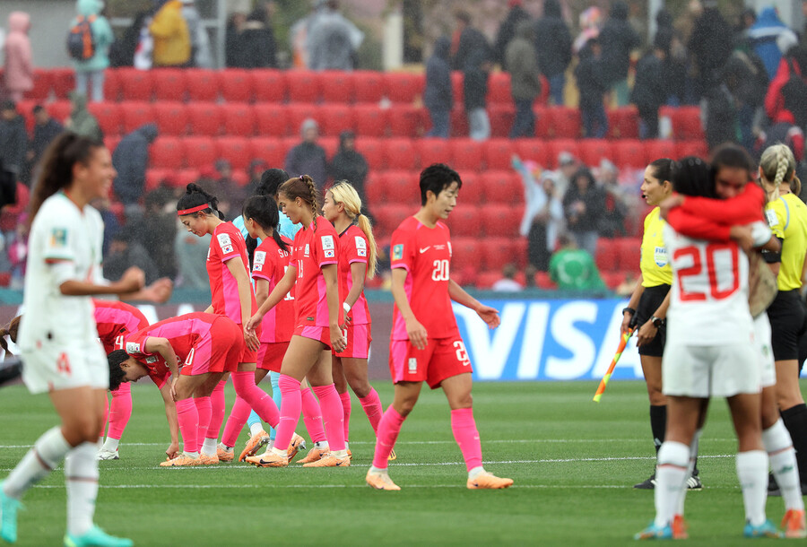 한국 여자 축구대표팀이 30일(한국시각) 호주 애들레이드의 하인드마시 스타디움에서 열린 2023 국제축구연맹(FIFA) 호주·뉴질랜드 여자 월드컵 H조 2차전 모로코와 경기에 패한 뒤 아쉬워하고 있다. 애들레이드/연합뉴스