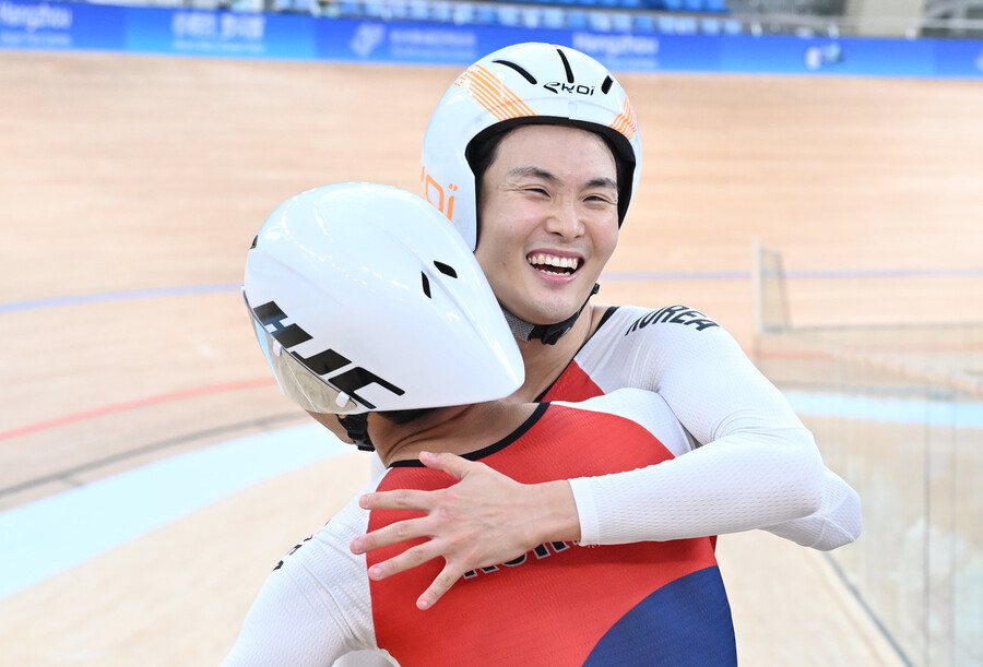 사이클 3관왕을 일군 김정빈(오른쪽)과 그의 경기파트너 윤중헌. 대한장애인체육회 제공