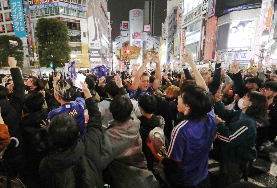 일본 도쿄 거리에서 경기를 지켜보던 일본 팬들이 승리에 환호하고 있다. 도쿄/EPA 연합뉴스