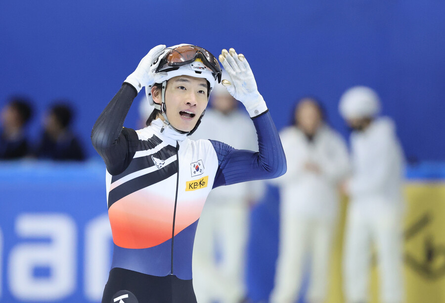서이라가 17일 오후 서울 양천구 목동아이스링크에서 열린 국제빙상경기연맹(ISU) 쇼트트랙 월드컵 4차 대회 남자 500m 결승에서 은메달을 차지한 뒤 기뻐하고 있다. 연합뉴스