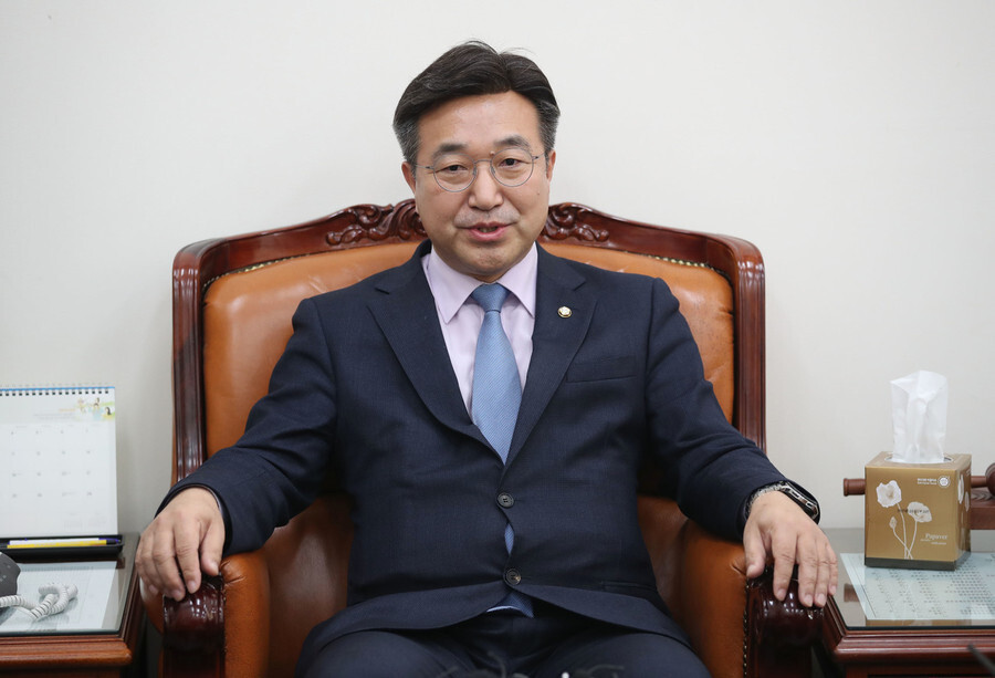 더불어민주당 윤호중 사무총장이 17일 오후 국회 민주당 사무총장실에서 비례연합 플랫폼 ‘시민을 위하여’ 참여 관련 브리핑을 하고 있다. 연합뉴스