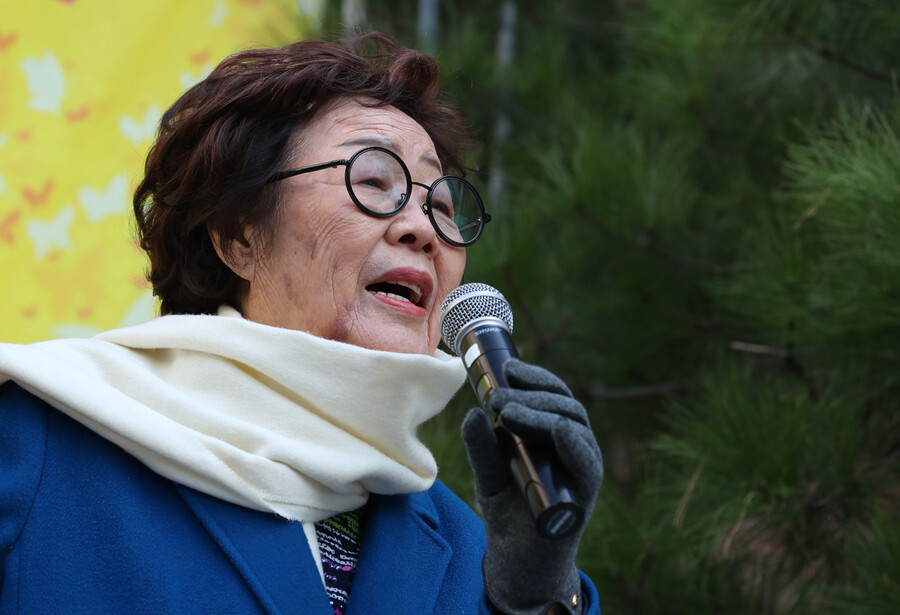 일본군 '위안부' 피해자 이용수 할머니가 지난해 11월20일 오후 서울 종로구 옛 일본대사관 앞에서 열린 제1414차 일본군 성노예제 문제 해결을 위한 정기수요시위에 참석해 일본의 반인류적 죄악에 대한 진솔한 사과와 보상을 요구하고 있다. 김정효 기자 hyopd@hani.co.kr