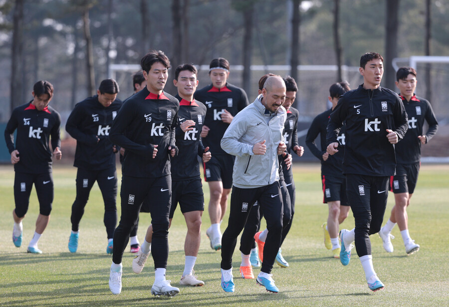 한국 남자축구 대표팀 선수들이 20일 경기 파주 국가대표트레이닝센터(NFC)에서 위르겐 클린스만 감독과 첫 훈련을 하고 있다. 연합뉴스