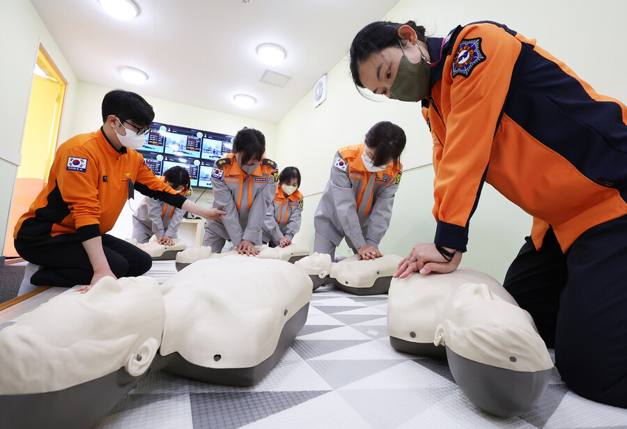 지난해 11월1일 경기 안산시 상록구 안산소방서 안전체험관에서 여성 의용소방대원들이 심폐소생술 연습을 하고 있다. 연합뉴스