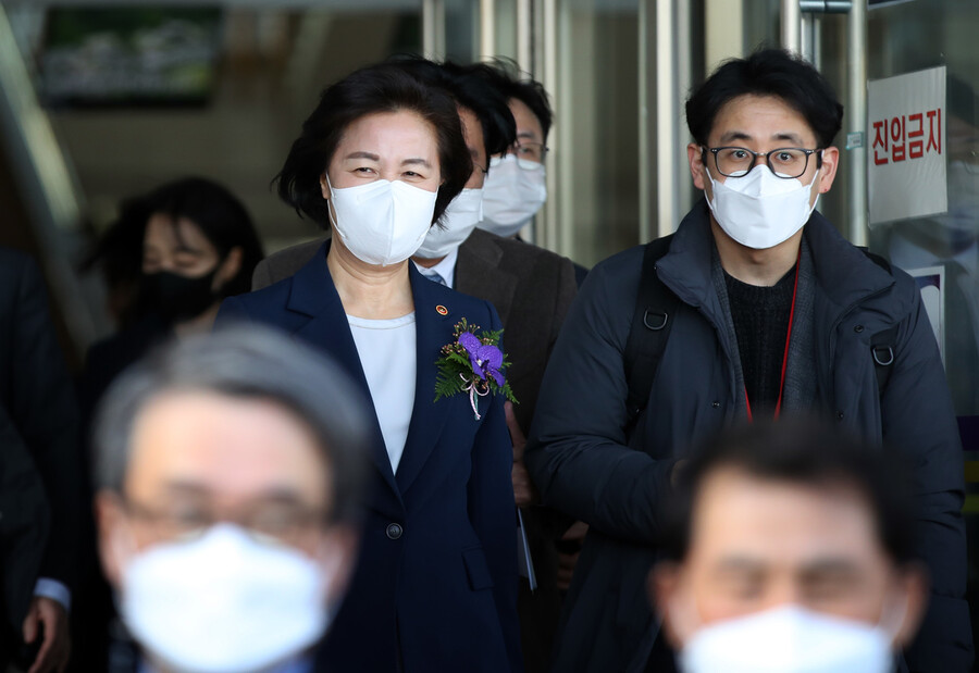 추미애 전 법무부 장관이 지난 1월27일 오후 경기 정부과천청사에서 열린 법무부 장관 이임식을 마치고 기념촬영을 위해 청사를 나서고 있다. 연합뉴스