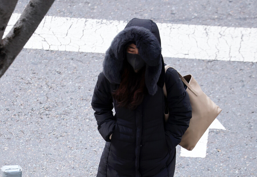 30일 오전 광주 서구 치평동에서 방한 옷차림을 한 시민이 길을 걷고 있다. 연합뉴스