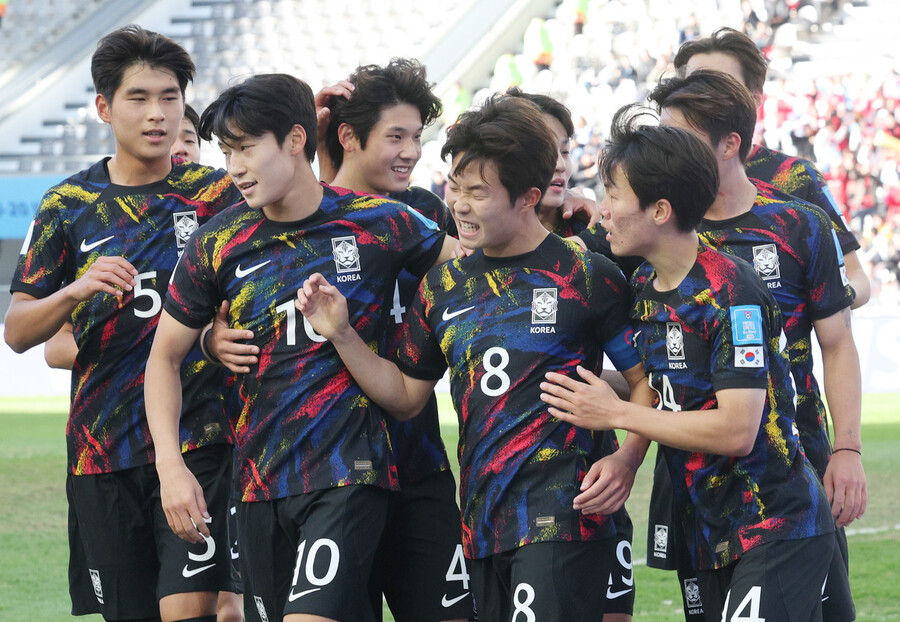 한국 20살 이하(U-20) 남자 축구대표팀의 이승원(앞줄 왼쪽 셋째)이 지난달 11일(현지시간) 아르헨티나 라플라타 스타디움에서 열린 2023 국제축구연맹(FIFA) 20살 이하 월드컵 3·4위전 이스라엘과 경기에서 페널티킥으로 골을 넣은 뒤 동료들과 기뻐하고 있다. 라플라타/연합뉴스