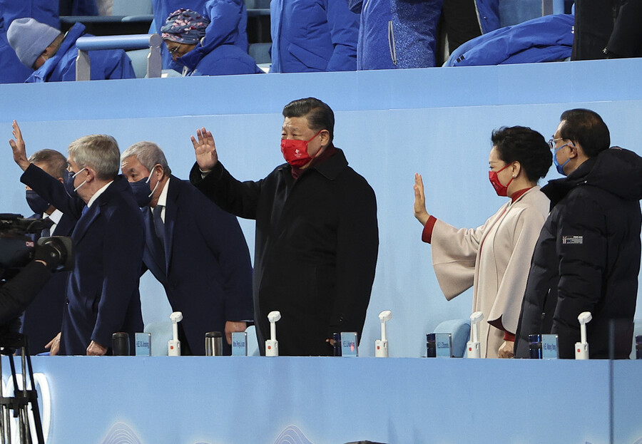 시진핑 중국 국가주석(가운데)과 토마스 바흐 국제올림픽위원회(IOC) 위원장 등 내빈들이 20일 중국 베이징 국립경기장에서 열린 2022 베이징겨울올림픽 폐회식에 참석해 관객들과 선수들한테 손을 들어 인사하고 있다. 연합뉴스