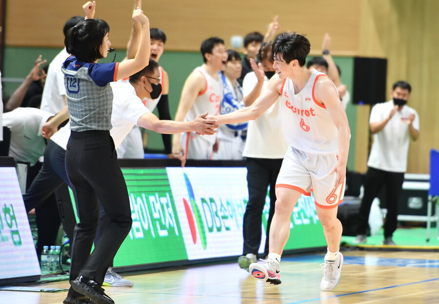 고양 캐롯의 이정현이 3일 경남 통영체육관에서 열린 2022 MG새마을금고 한국프로농구(KBL) 컵대회 A조 예선 서울 에스케이(SK)와 경기에서 득점 후 세리머니를 하고 있다. KBL 제공