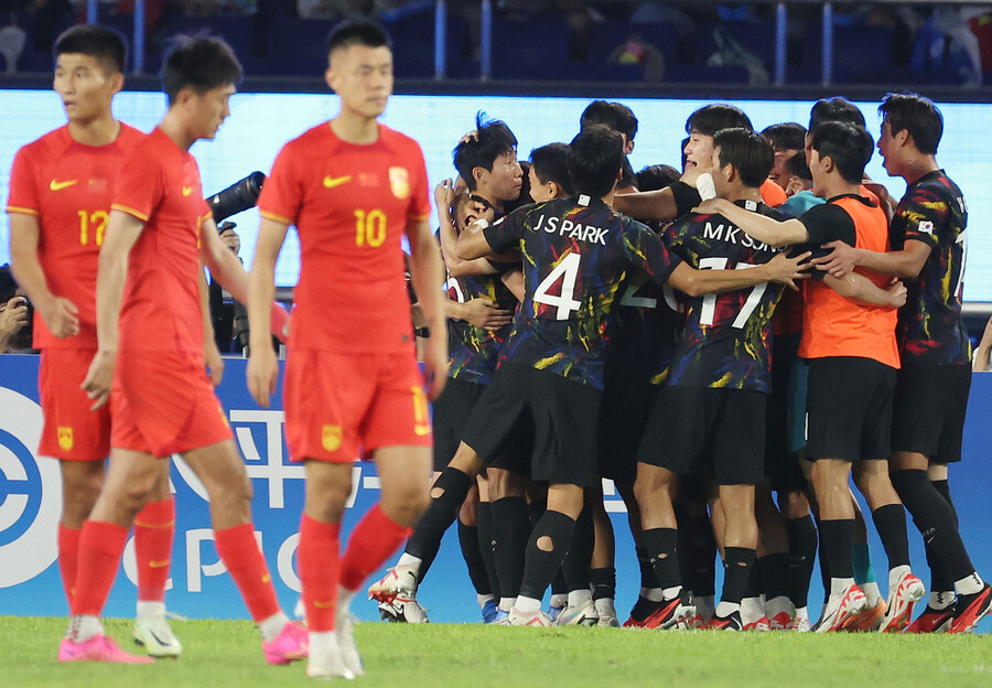 지난 1일 중국 항저우 황룽 스포츠센터 스타디움에서 열린 2022 항저우아시안게임 남자 축구 8강전 중국과의 경기 전반 홍현석이 선제골을 넣은 뒤 동료들과 기뻐하고 있다. 항저우/연합뉴스