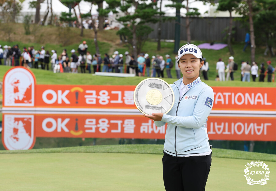 김수지가 지난 9월25일 열린 한국여자프로골프(KLPGA) 투어 오케이(OK)금융그룹 박세리 인비테이셔널에서 우승한 뒤 기뻐하고 있다. KLPGA 제공