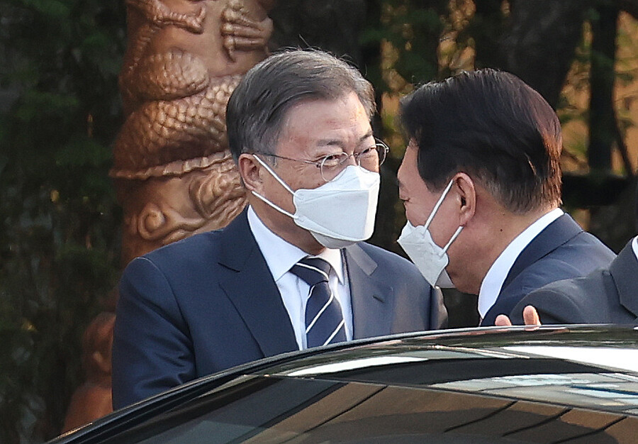 문재인 대통령(왼쪽)이 28일 오후 청와대 상춘재에서 열린 만찬 회동에 참석하기 위해 도착한 윤석열 대통령 당선자를 웃으며 맞이하고 있다. 연합뉴스