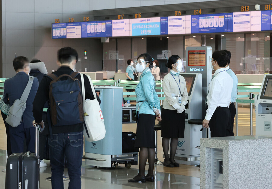 인천국제공항 제2여객터미널 출국장에서 한국 기업인들이 일본 도쿄행 여객기 탑승 수속을 하기 위해 이동하고 있다. 연합뉴스