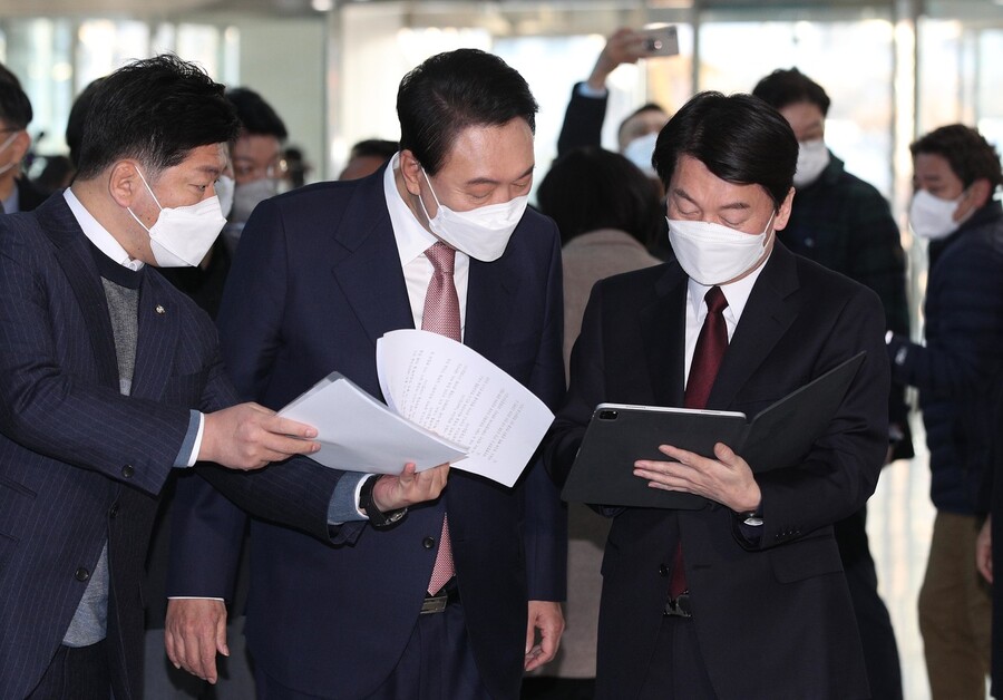 국민의힘 윤석열 대선 후보와 국민의당 안철수 대선 후보가 3일 오전 국회 소통관에서 단일화 기자회견을 하기 전 최종적으로 합의문을 살펴보고 있다. 공동취재사진