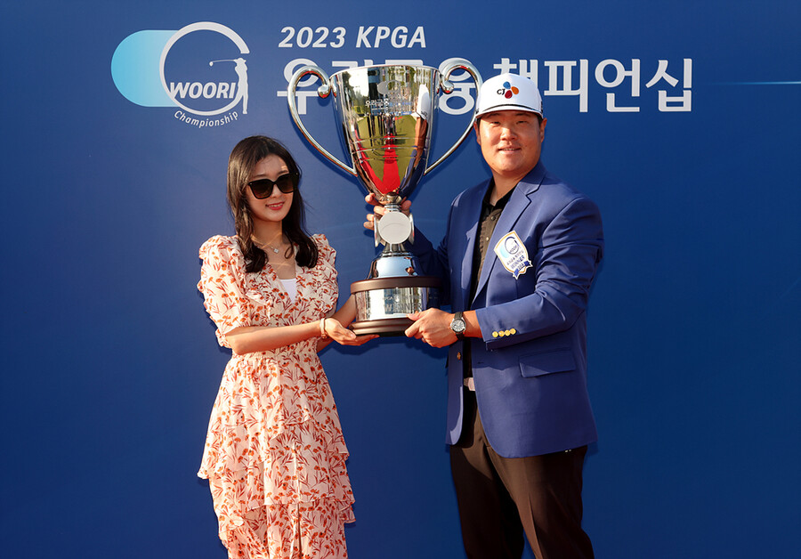 임성재가 14일 한국프로골프(KPGA) 코리안투어 우리금융 챔피언십에서 우승한 뒤 아내의 축하를 받고 있다. KPGA 제공