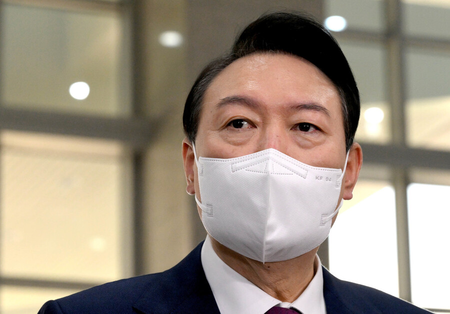윤석열 대통령이 18일 서울 용산 대통령실로 출근하며 취재진과 출근길 문답을 하고 있다. 대통령실사진기자단