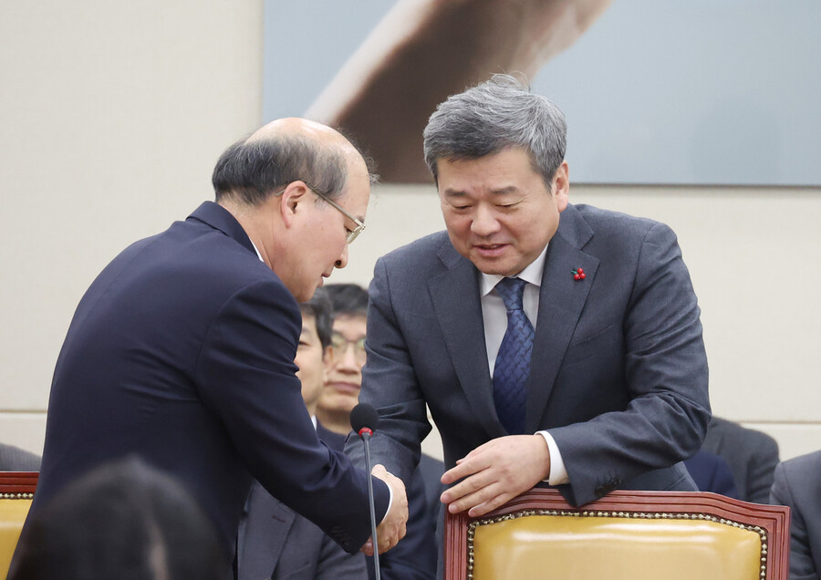 박민 한국방송 사장(오른쪽)이 18일 국회에서 열린 과학기술정보방송통신위원회 전체회의에서 이상인 방송통신위원회 부위원장과 인사하고 있다. 연합뉴스