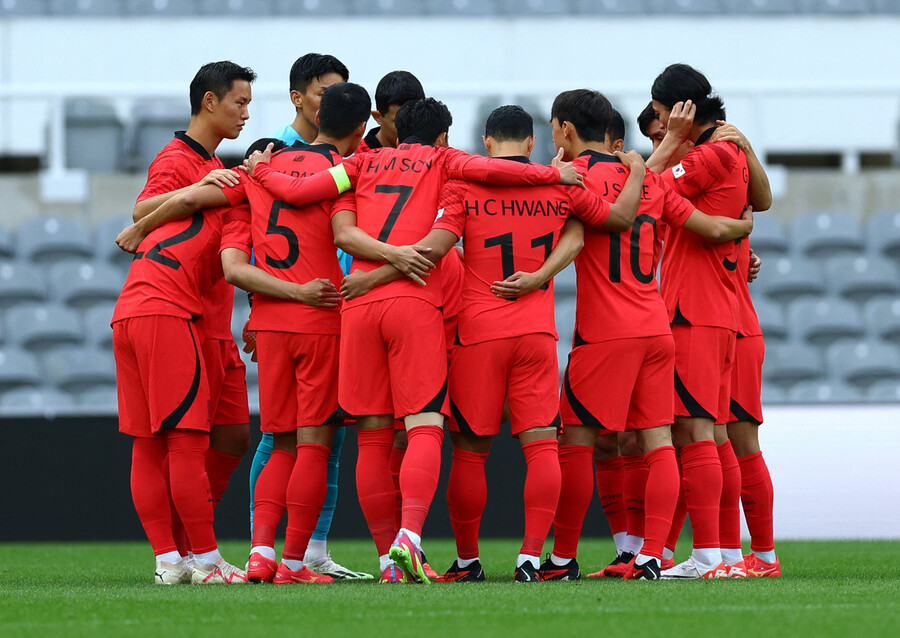 한국 남자축구대표팀 선수들이 영국 뉴캐슬의 세인트제임스파크에서 열린 사우디아라비아와 평가전 킥오프 전 함께 모여 대화를 나누고 있다. 뉴캐슬/로이터 연합뉴스