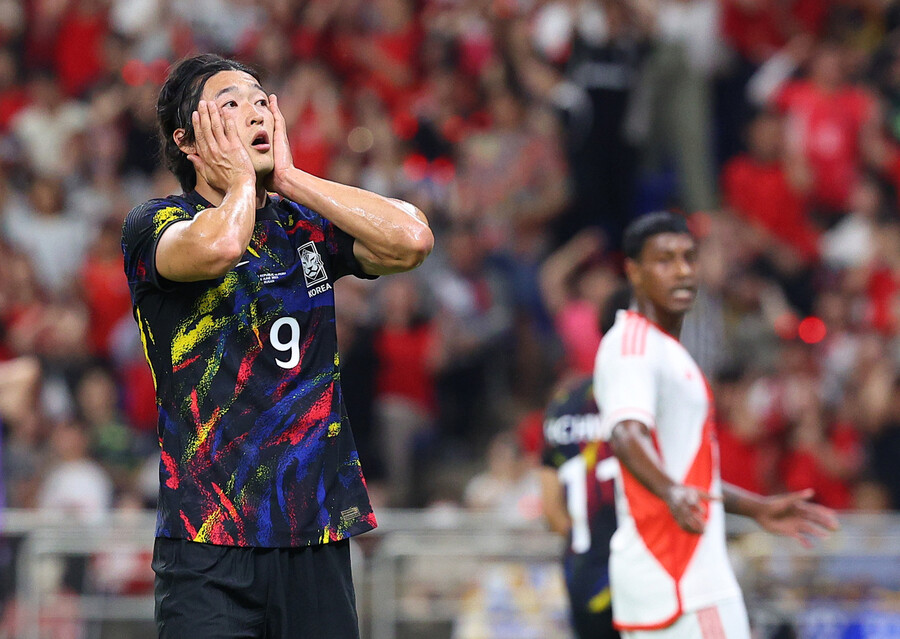 한국 남자 축구대표팀의 조규성이 16일 부산 아시아드경기장에서 열린 페루와 평가전에서 자신의 헤더가 골로 연결되지 않자 아쉬워하고 있다. 연합뉴스