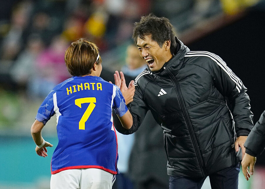 이케다 후토시(오른쪽) 일본 여자 축구대표팀 감독이 스페인전에서 골을 넣은 미야자와 히나타와 하이파이브를 하고 있다. 웰링턴/교도 연합뉴스