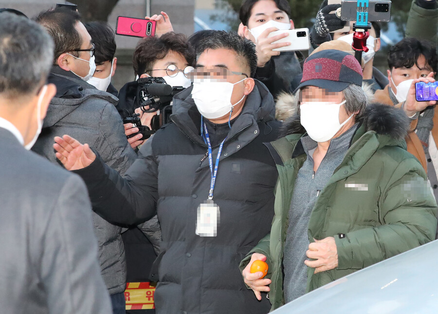 형기를 마치고 출소한 아동 성범죄자 조두순이 12일 오전 경기도 안산시 법무부 안산준법지원센터로 들어가고 있다. 연합뉴스.