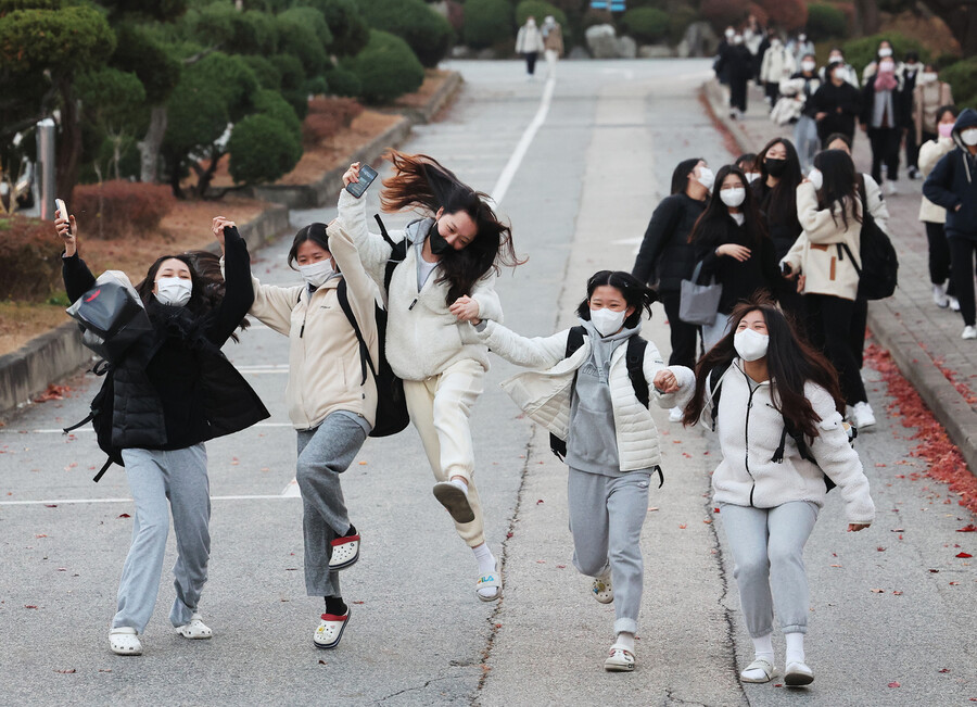 2023학년도 대학수학능력시험일인 17일 오후 경기도 수원시 팔달구 영복여자고등학교에서 시험을 마친 수험생들이 환하게 웃으며 시험장을 나오고 있다. 연합뉴스