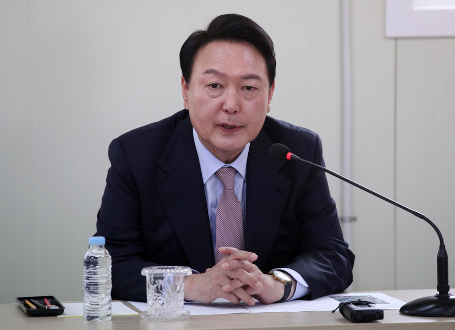 윤석열 20대 대통령 당선자가 4일 오후 강원 원주시 부론산업단지를 방문, 유관기관 관계자들과 간담회에서 발언을 하고 있다.  공동취재사진