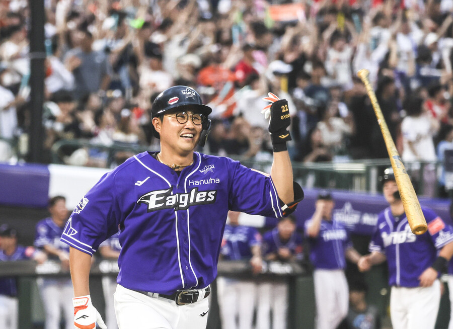 나눔 올스타의 채은성이 15일 부산 사직야구장에서 열린 2023 KBO 올스타전 4회말 2사 만루에서 만루홈런을 치고 배트플립을 하고 있다. 연합뉴스