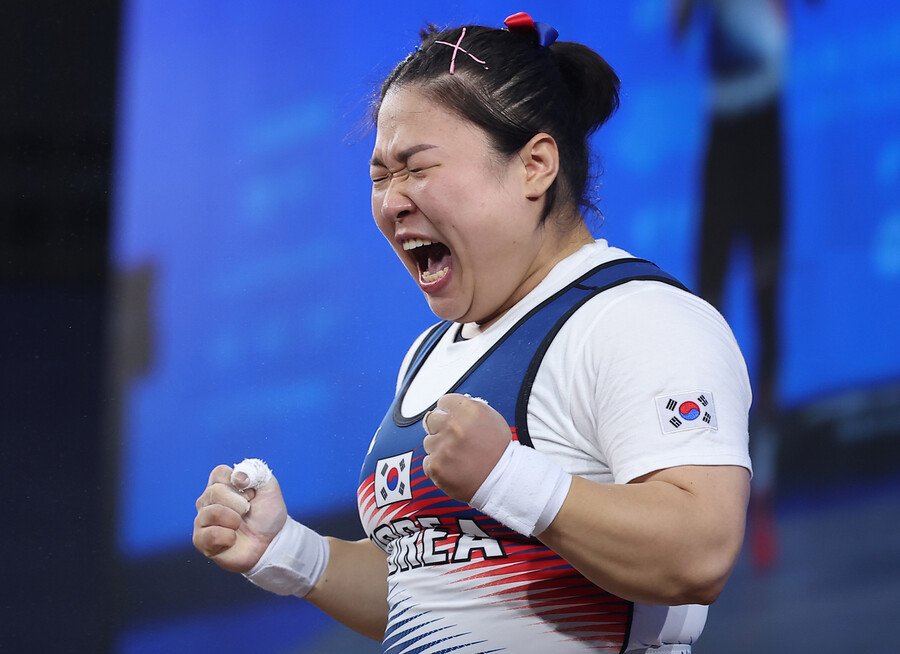 김수현이 5일 중국 항저우 샤오산 스포츠센터에서 열린 2022 항저우아시안게임 역도 여자 76kg 경기에서 용상 1차 시기 132kg를 성공한 뒤 포효하고 있다. 항저우/연합뉴스