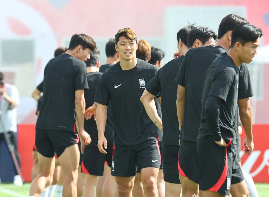 한국 남자축구 대표팀 선수들이 1일 오전(현지시각) 카타르 도하 알에글라 훈련장에서 훈련하고 있다. 도하/김혜윤 기자 unique@hani.co.kr