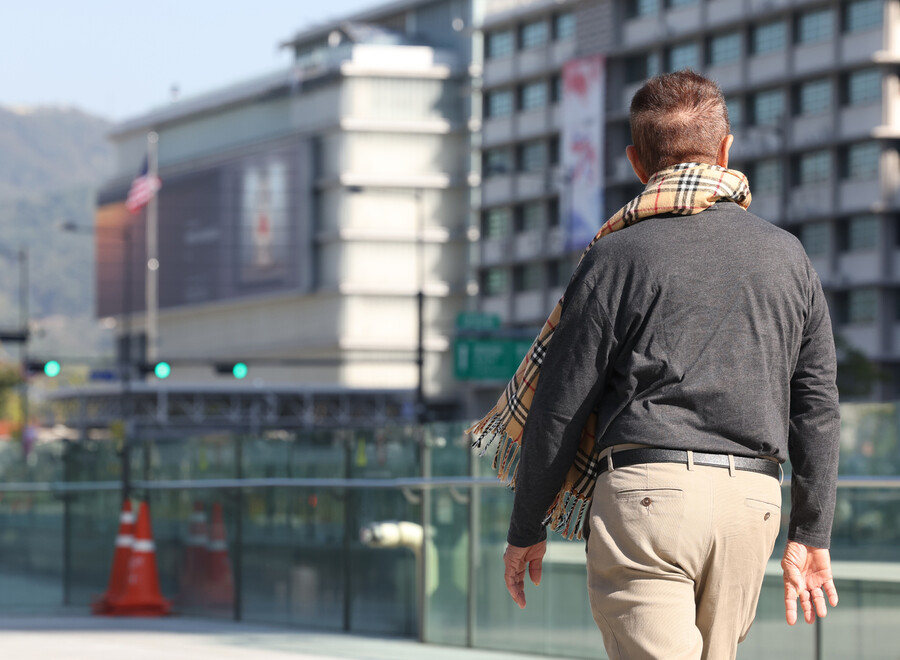 쌀쌀한 가을 날씨를 보인 16일 오전 서울 종로구 광화문광장에서 한 시민이 걸어가고 있다. 연합뉴스