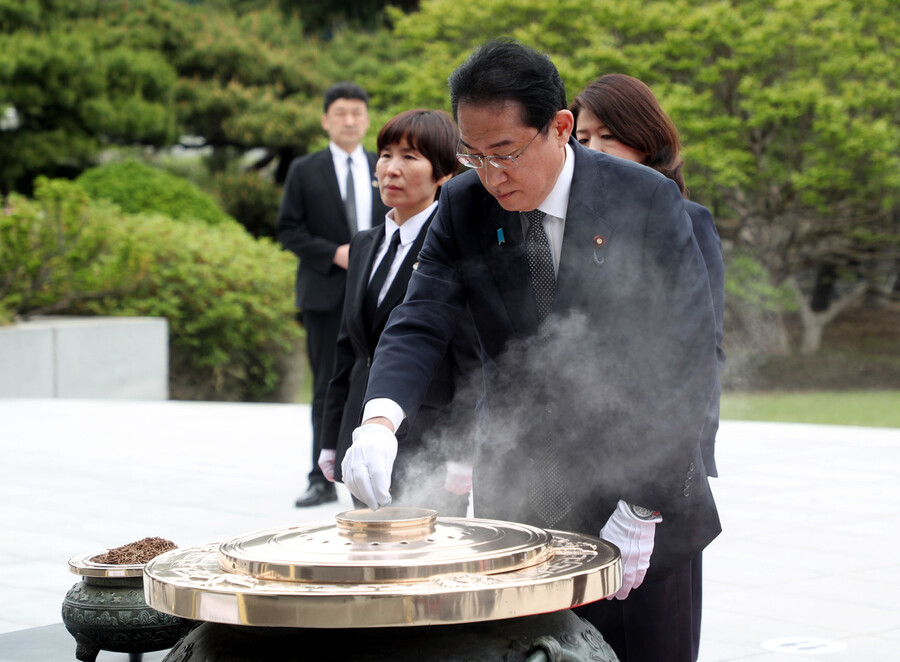 기시다 후미오 일본 총리가 7일 오후 서울 동작구 국립서울현충원을 방문해 현충탑에서 참배하고 있다. 연합뉴스