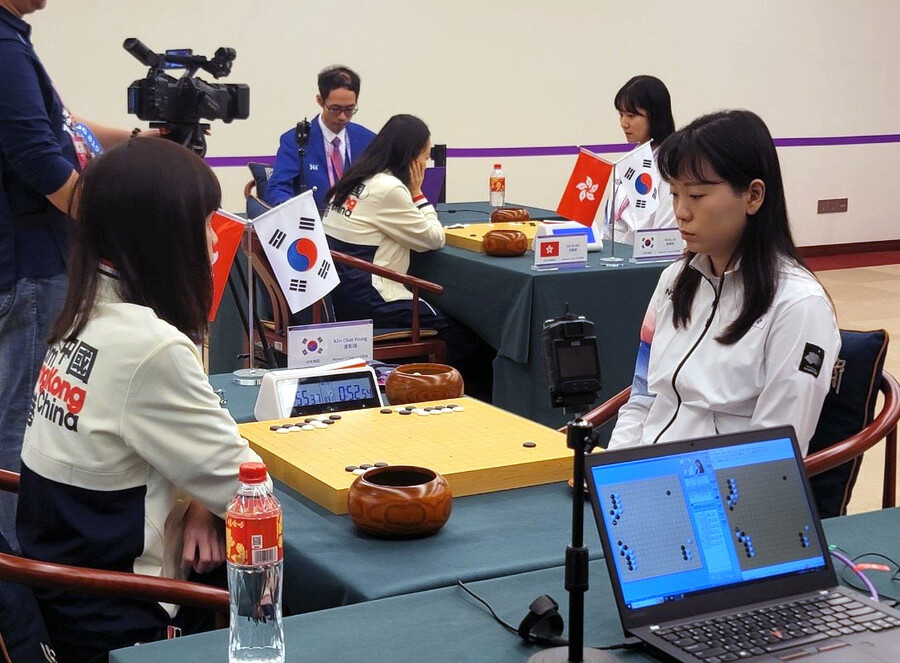 한국의 김채영(오른쪽)이 중국 저장성 항저우 중국기원 분원 국제교류센터에서 열린 2022 항저우아시안게임 바둑 여자 단체전에서 홍콩의 리러이와 대국하고 있다. 한국기원 제공