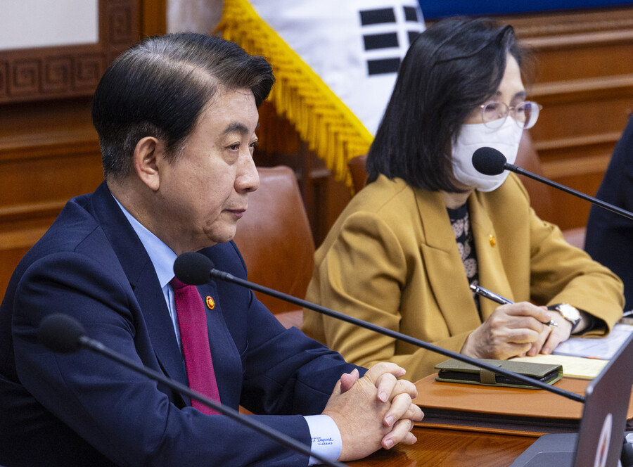 이동관 방송통신위원회 위원장이 10일 오전 서울 종로구 정부서울청사에서 열린 국무회의 도중 생각에 잠겨 있다. 연합뉴스