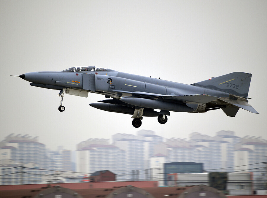 공군 F-4E 전투기 모습. 공군 누리집