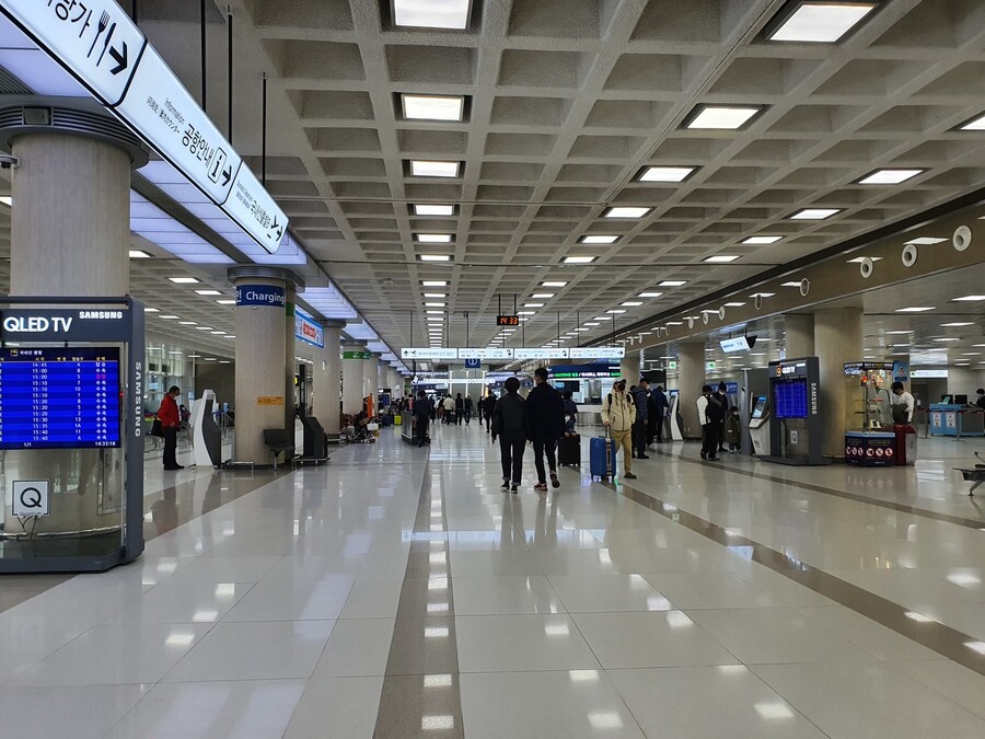 제주도를 찾는 내국인 관광객이 지난해에 견줘 절반으로 줄어들면서, 제주공항이 한산하다.