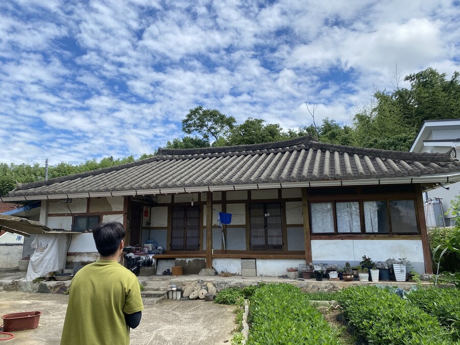 시골길을 산책하고, 시골집을 여행하는 유튜브 ‘오지는 오진다’의 한 장면. 사진 정태준 제공