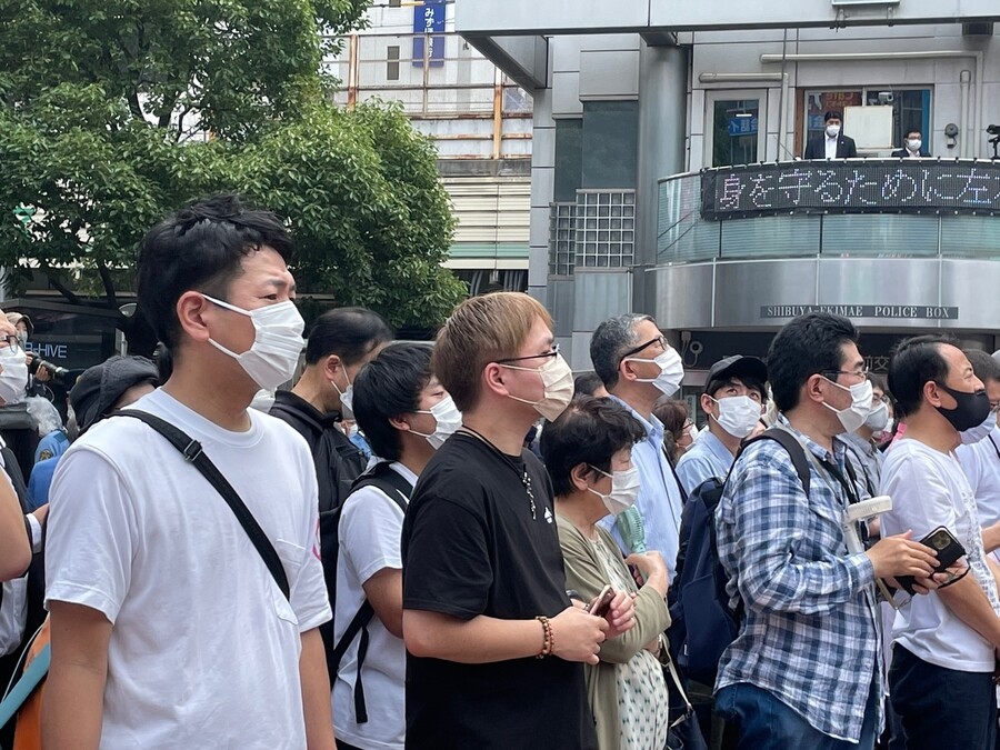 기시다 후미오 일본 총리가 지난 3일 오전 10시30분 도쿄 시부야역 하치코 동상 앞 광장에서 참의원 선거를 앞두고 자민당 지지를 호소하는 연설을 하자, 유권자들이 진지하게 듣고 있다. 도쿄/김소연 특파원