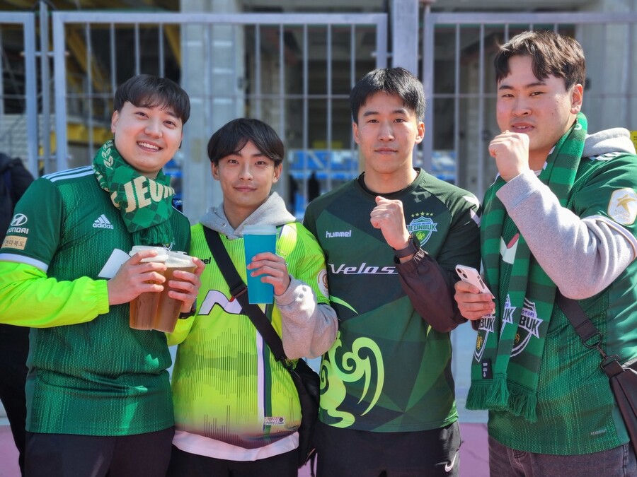 전북을 응원하기 위해 울산 방문 응원을 온 김도균(왼쪽부터), 김욱진, 조우진, 양희철씨. 박강수 기자