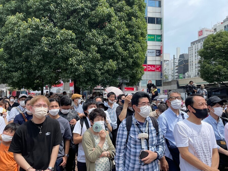 지난해 7월 도쿄 시부야역 하치코 동상 앞 광장에서 참의원 선거를 앞두고 기시다 후미오 일본 총리가 자민당 지지를 호소하는 연설을 하자, 유권자들이 진지하게 경청하고 있다. 도쿄/김소연 특파원