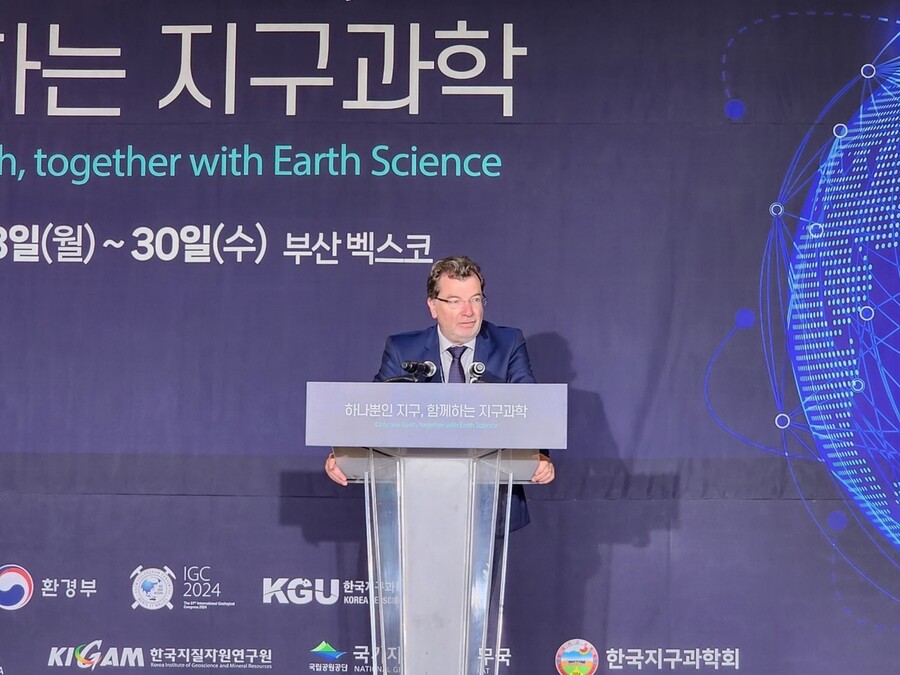 28일 부산 해운대구 벡스코에서 열린 ‘2024 부산 세계지질과학총회 D-1주년 기념행사’ 개막식에서 존 루든 국제지질과학연맹(IUGS) 회장이 연설하고 있다. 부산/남종영 기자 fandg@hani.co.kr