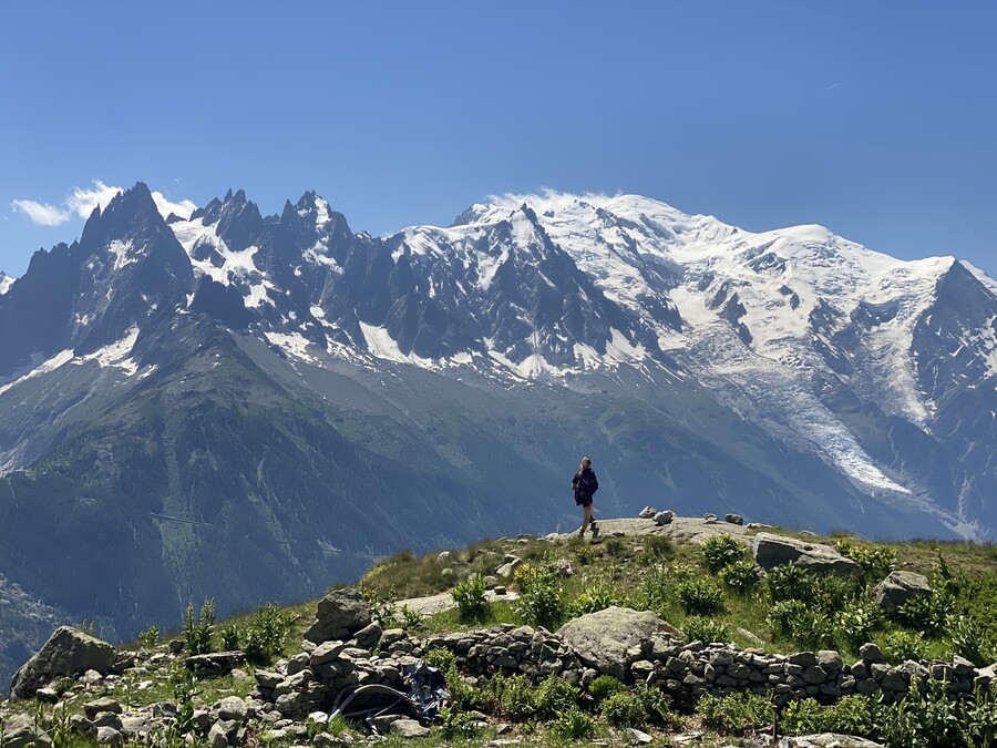 몽블랑 산봉우리를 바라보며 서 있는 트레커.