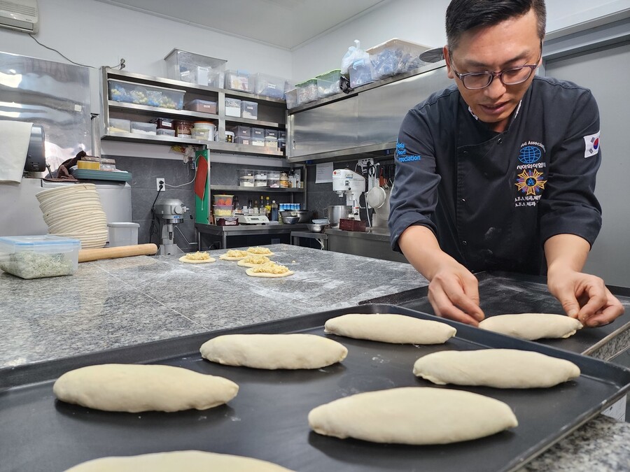 ‘아사라 베이커리’ 김봉선 대표가 제주 밭한끼 캠페인에 참여해 개발한 ‘제주초당메밀빵’을 만들고 있다.