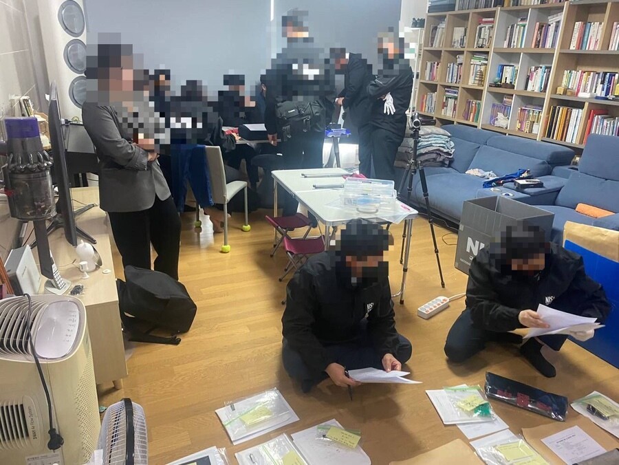 국가정보원이 지난 9일 경남지역 한 통일운동 활동가의 집을 압수수색하고 있다. 경남진보연합 제공