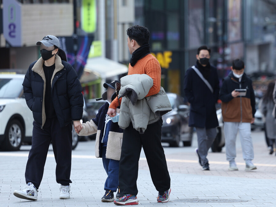 10일 오후 서울 중구 명동 거리에서 시민들이 외투를 손에 들고 이동하고 있다. 연합뉴스