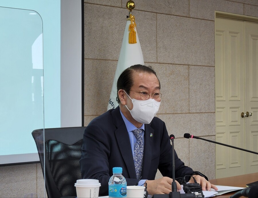 권영세 통일부 장관은 21일 서울 종로구 남북회담본부에서 취임 뒤 첫 기자간담회를 열어 “저는 통일부장관으로서 언제 어디서든 어떤 형식이든, 리선권 (조선노동당 중앙위) 통일전선부장과 대화할 용의가 있다”고 밝혔다. 이제훈 선임기자 nomad@hani.co.kr