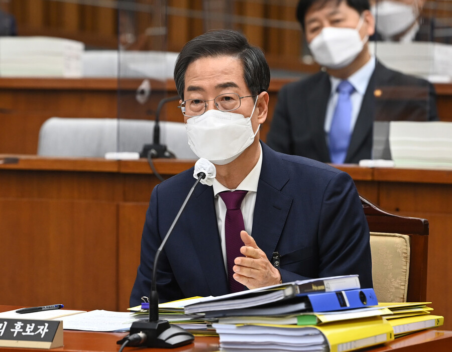 한덕수 국무총리 후보자가 3일 오전 국회에서 열린 인사청문회에서 의원질의에 답변하고 있다. 공동취재사진