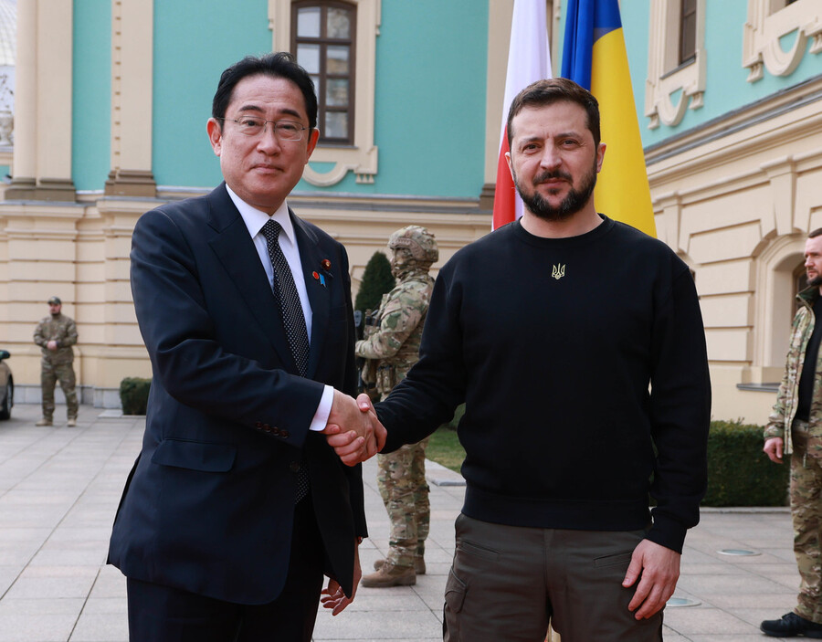 기시다 후미오(사진 왼쪽) 일본 총리가 21일 우크라이나 수도 키이우를 전격 방문해 볼로디미르 젤렌스키 대통령을 만나 “우크라이나의 평화가 올 때까지 지원하겠다”고 약속했다. 일본 총리 관저 누리집 갈무리