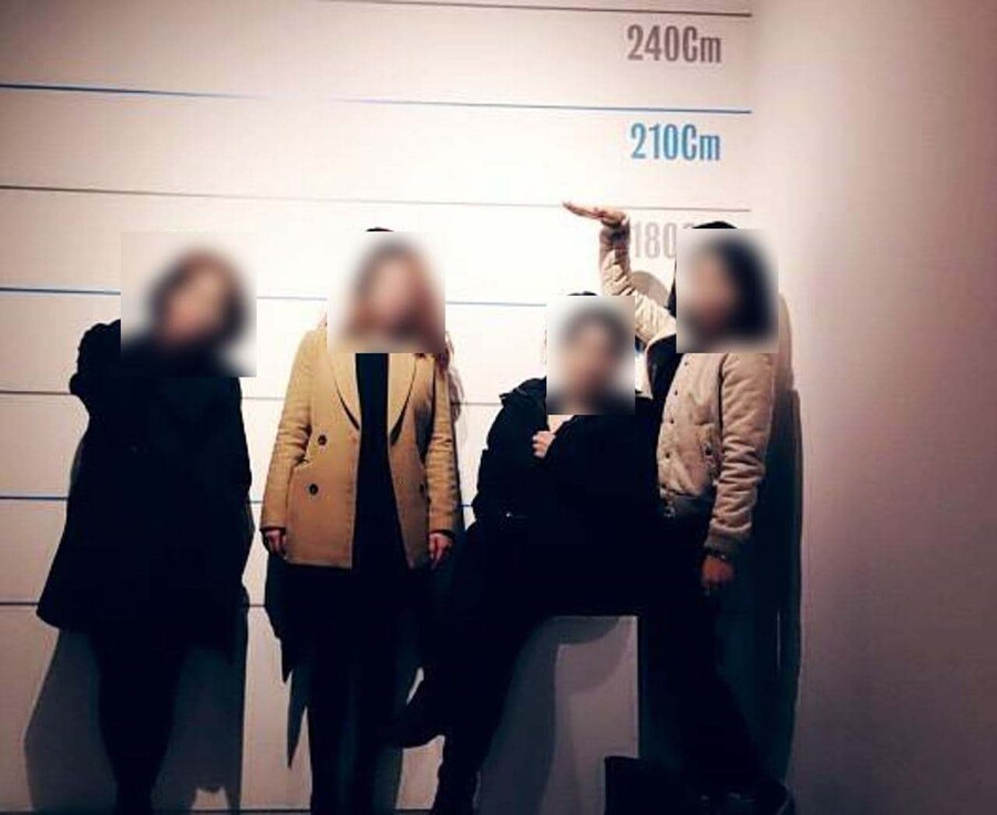 김의겸 열린민주당 의원이 19일 공개한 건진법사로 알려진 무속인 전아무개씨의 딸 전씨(왼쪽에서 둘째) 사진. 사진을 찍은 장소는 김건희씨의 회사 코바나컨텐츠가 기획한 사진전 ‘점핑 위드 러브’의 부대행사 무대라고 김 의원은 전했다. 김의겸 의원 제공